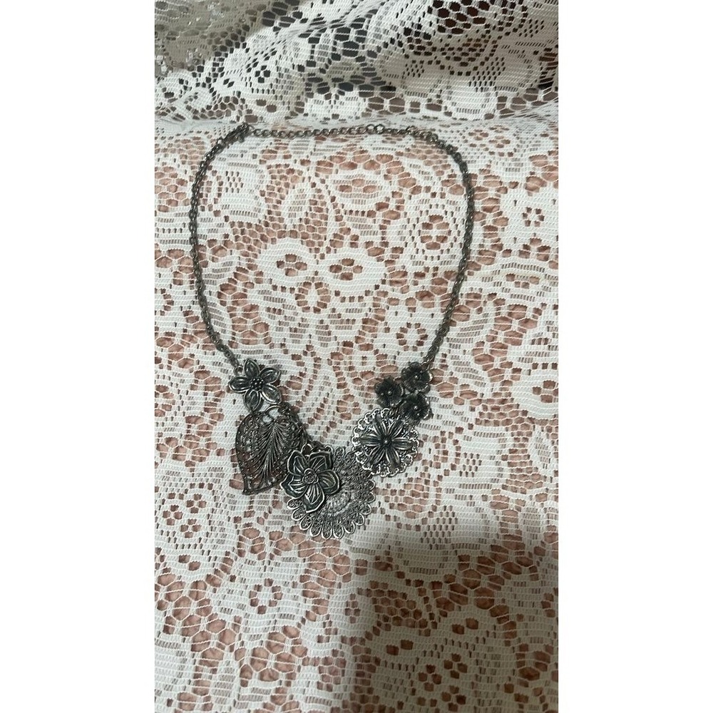 Premier Designs Necklace Womens OS Silver Floral Leaf Bib Filigree Statement